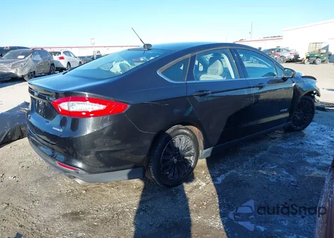 2015 Ford Fusion Hybrid S z USA, uszkodzony, nr VIN 3FA6P0UU4FR132583